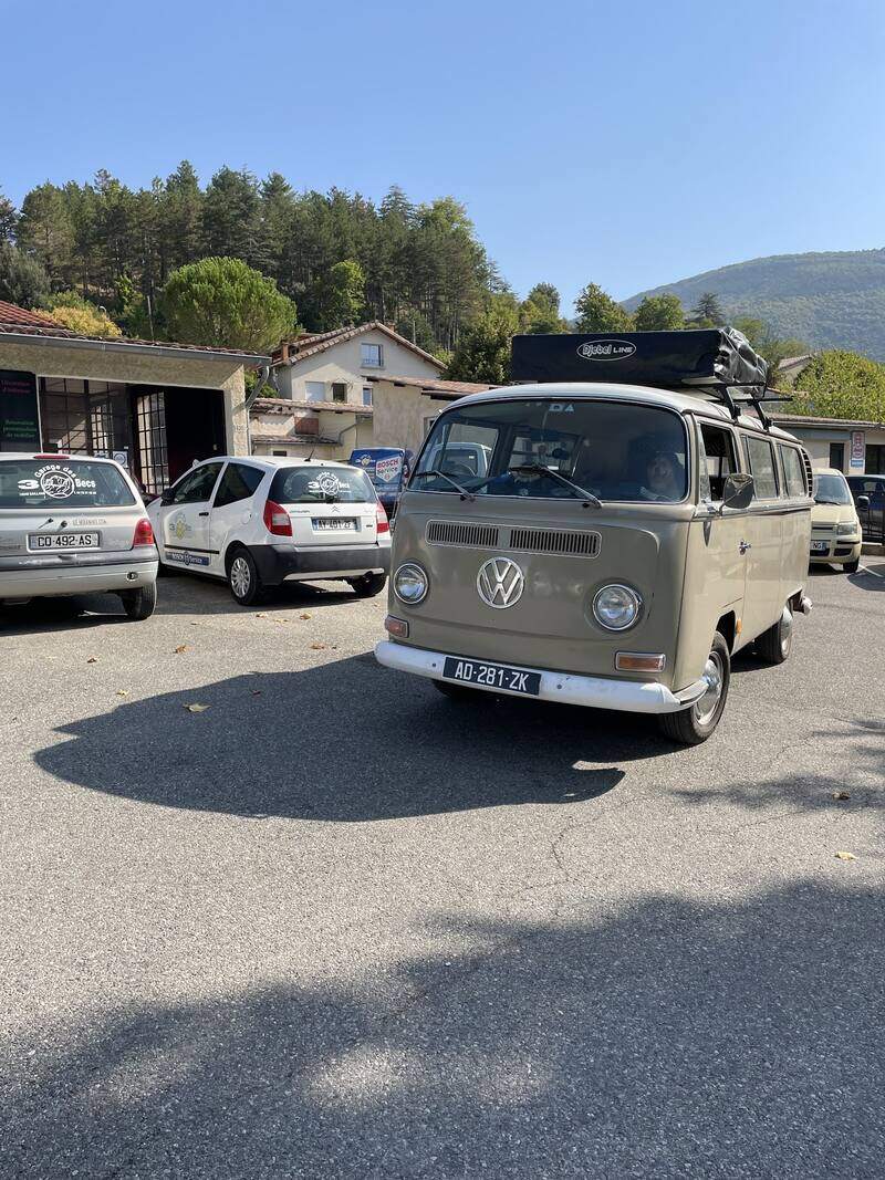 Combi Volkswagen gris et blanc sur le parking du garage, photo jointe à l'avis de Gwen D.