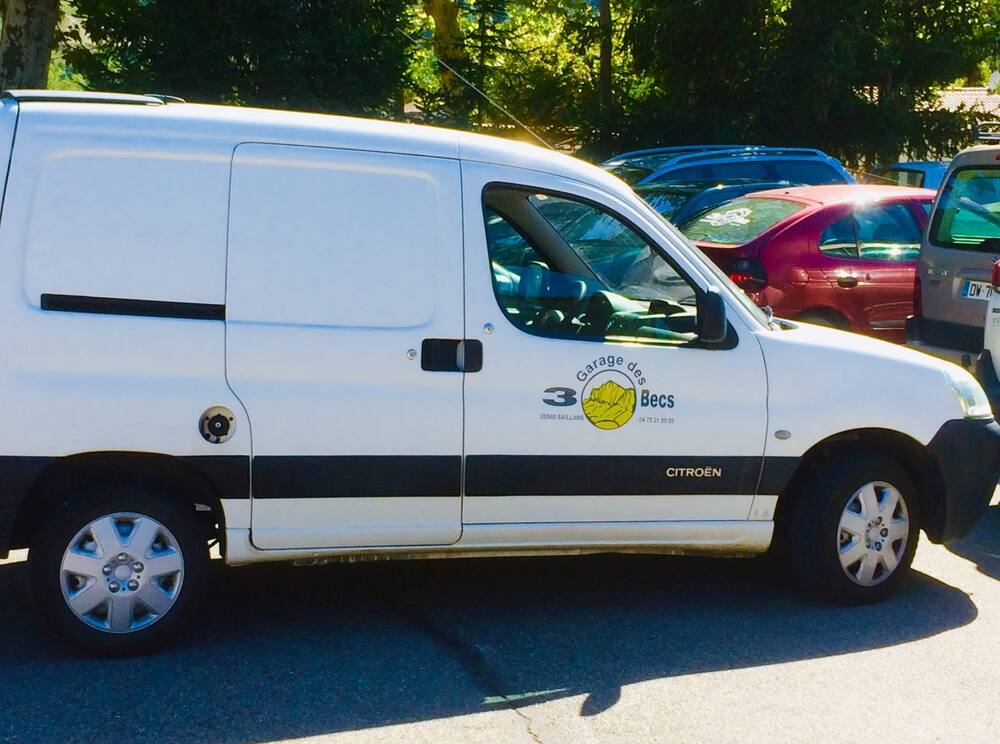 Utilitaire Citroën blanc au logo jaune du Garage des Trois Becs